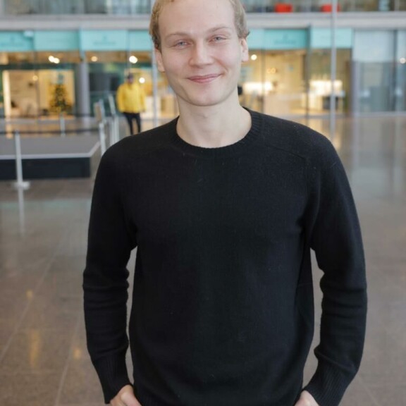 Elias arvelee olevansa lähestulkoon Suomen ainoa NHL-seura Columbus Blue Jacketsin fani. Elias arvelee olevansa lähestulkoon Suomen ainoa Blue Jackets-fani.