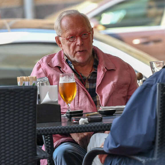 Päiväkaljalla! Ristomatti Ratia kumosi olutta terassilla – kuvat! Ristomatti Ratia.