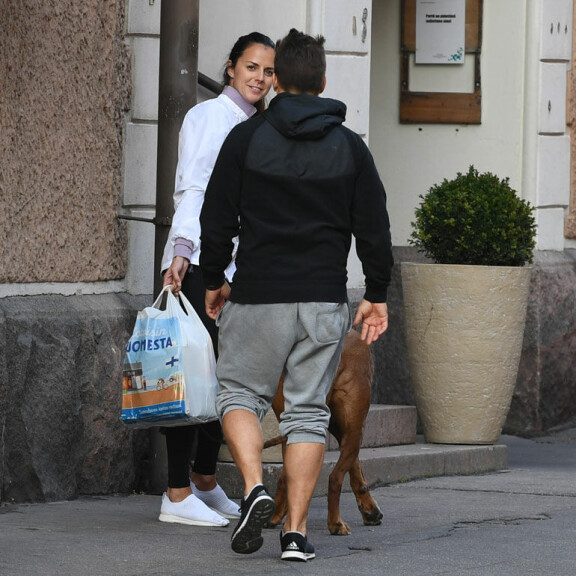 Satu hymyili viehkeästi, kun lihaskimppu tarjoutui kaupan edustalla ottamaan kauppakassin kantoonsa. Satu hymyili viehkeästi, kun lihaskimppu tarjoutui kaupan edustalla ottamaan kauppakassin kantoonsa.