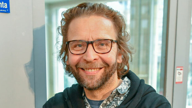 Kuva! Koomikko Ilari Johansson piipahti olutostoksilla – tukki autollaan pelastustien! Ilari Johansson kävi kaljakaupassa.