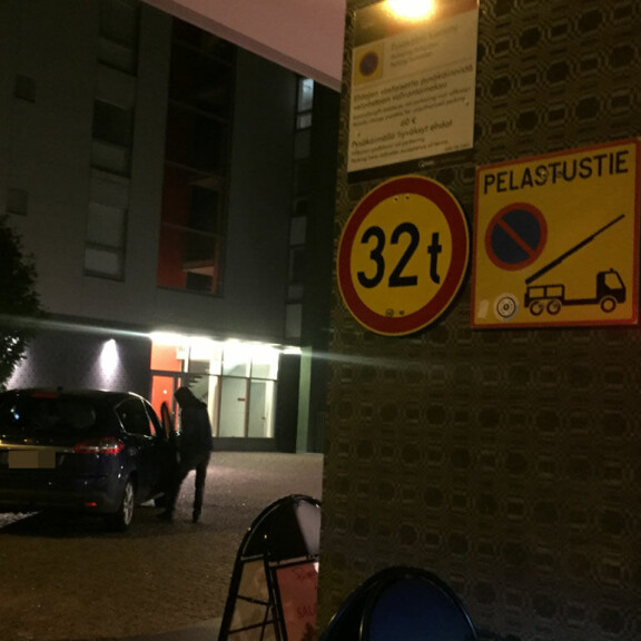 Kuva! Koomikko Ilari Johansson piipahti olutostoksilla – tukki autollaan pelastustien! Ilari Johansson kävi kaljakaupassa.