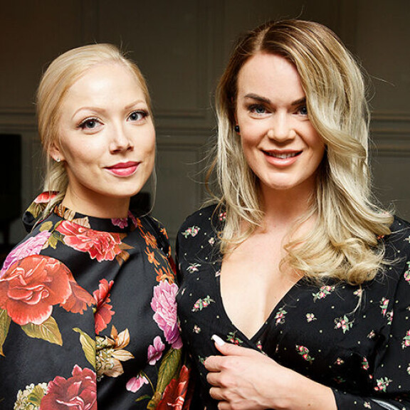 Rosannan tyvestä paljastuu naisen todellinen hiusväri. Vasemmalla vuoden 2018 Miss Helsinki -voittaja Janna-Juulia Vuorela. a