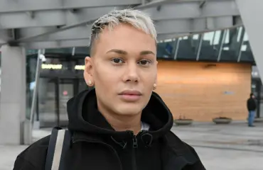 Kuva! Poliisi joutui rauhoittelemaan drag-artisti Kalkkunan hakannutta Joni ”Ihmis-Ken” Virtasta!