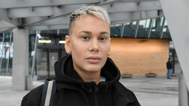 Kuva! Poliisi joutui rauhoittelemaan drag-artisti Kalkkunan hakannutta Joni ”Ihmis-Ken” Virtasta! Joni Virtanen riehui baarissa.