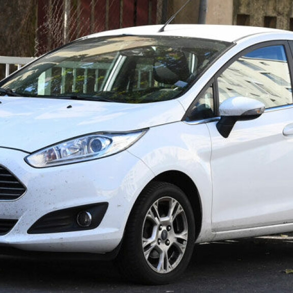 Sara huristeli paikalle vanhalla Ford Fiestallaan, joka olisi pitänyt katsastaa jo heinäkuussa. Sara huristeli paikalle vanhalla Ford Fiestallaan, joka olisi pitänyt katsastaa jo heinäkuussa.