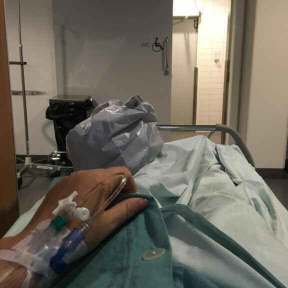 Johannan itsensä ottama kuva sairaalassa, missä hänet lopulta laitettiin tiputukseen. Johannan itsensä ottama kuva sairaalassa, missä hänet lopulta laitettiin tiputukseen.