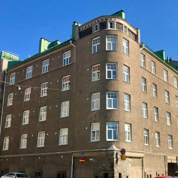 Saran uusi pesäkolo sijaitsee komeassa jugend-talossa lähellä Helsingin keskustaa. Saran uusi pesäkolo sijaitsee komeassa jugend-talossa lähellä Helsingin keskustaa.