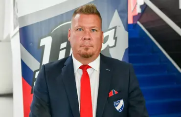 Jääkiekkovalmentaja Jarno Pikkarainen löysi keinon menestyspaineisiin: ”Sen seurauksena tapahtuu hyviä asioita!”