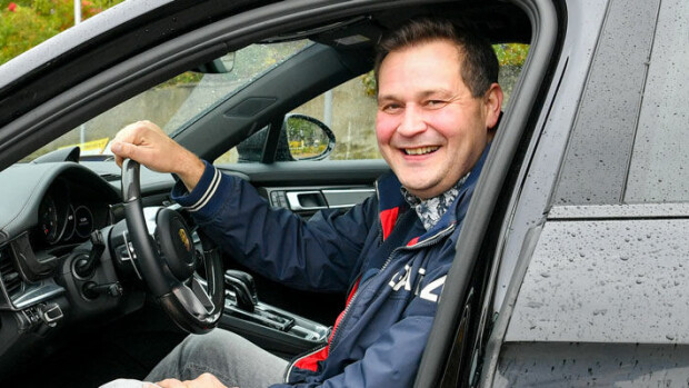 Jethro Rostedt paljastaa: Näin 250 000 euron öky-Porsche rahoitettiin! Jethro Rostedt kävi autokaupoilla.
