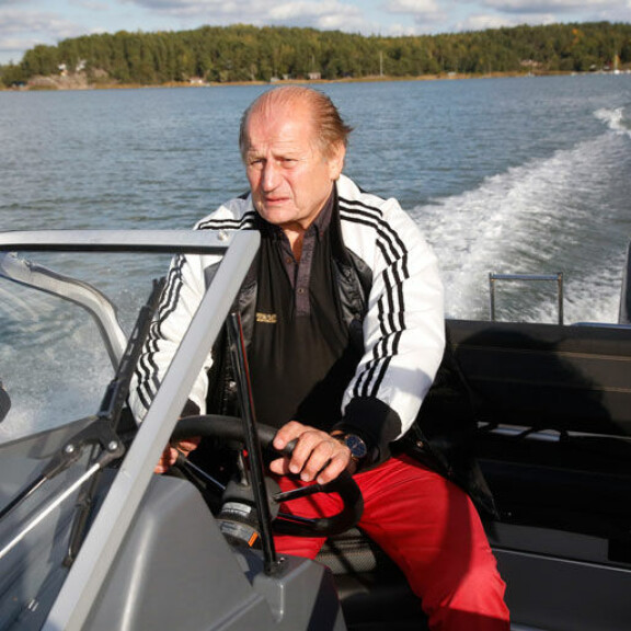 Täällä joka veljen sielu lepää! Juhani Tamminen nauttii täysin siemauksin Airiston ja Turun Kakskerran merellisestä miljööstä. Täällä joka veljen sielu lepää! Juhani Tamminen nauttii täysin siemauksin Airiston ja Turun Kakskerran merellisestä miljööstä.