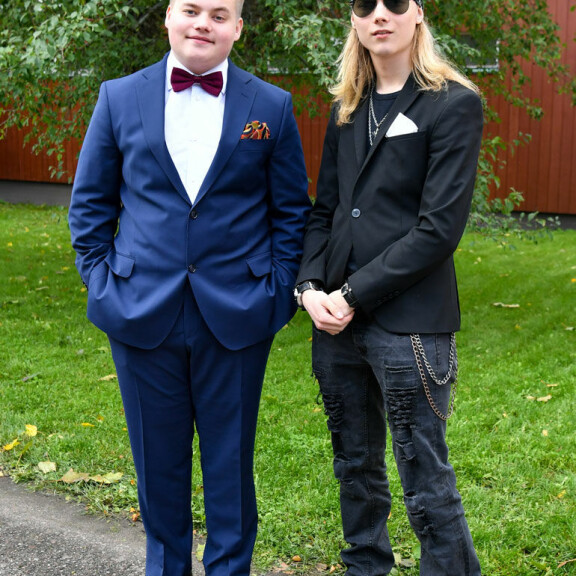 Matias (vas.) ja Mikael pitivät Suurimman pudottajan kuvausten aikana yhteyttä äitiinsä päivittäin puhelimitse. – Soitimme ja laitoimme viestiä joka ilta. Äiti kävi myös kerran kuvausten aikana kotona, Matias kertoo. Matias (vas.) ja Mikael pitivät Suurimman pudottajan kuvausten aikana yhteyttä äitiinsä päivittäin puhelimitse. – Soitimme ja laitoimme viestiä joka ilta. Äiti kävi myös kerran kuvausten aikana kotona, Matias kertoo.