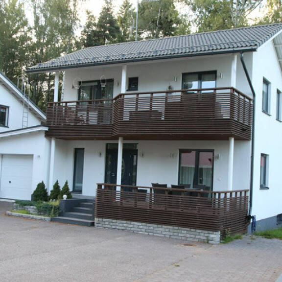 Maisa ja Jari-Matti asuvat omakotitalossa Pohjois-Helsingissä. Maisa ja Jari-Matti asuvat omakotitalossa Pohjois-Helsingissä.