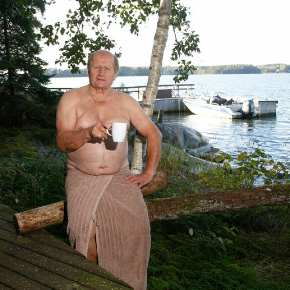 Aurinkokuninkaan valtakunnasta avautuu Airistolle suorastaan henkeäsalpaavat näkymät. – Uskokaa tai älkää, mutta tänne paistaa aurinko 24/7! Aurinkokuninkaan valtakunnasta avautuu Airistolle suorastaan henkeäsalpaavat näkymät. – Uskokaa tai älkää, mutta tänne paistaa aurinko 24/7!