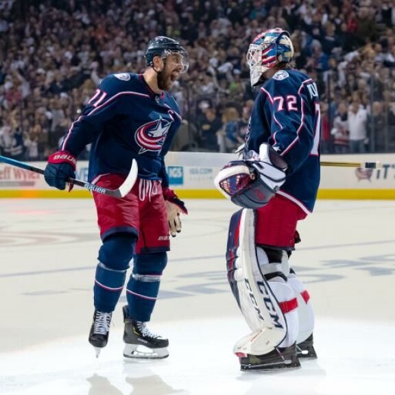 Elias seuraa Blue Jacketsin otteita venäläisvahti Sergei Bobrovskyn pelipaita päällä. Nyttemmin 'Bob' koppailee kiekkoja Florida Panthersissa 10 miljoonan dollarin vuosikorvauksella. Elias seuraa Blue Jacketsin otteita venäläisvahti Sergei Bobrovskyn pelipaita päällä. Nyttemmin 'Bob' koppailee kiekkoja Florida Panthersissa.