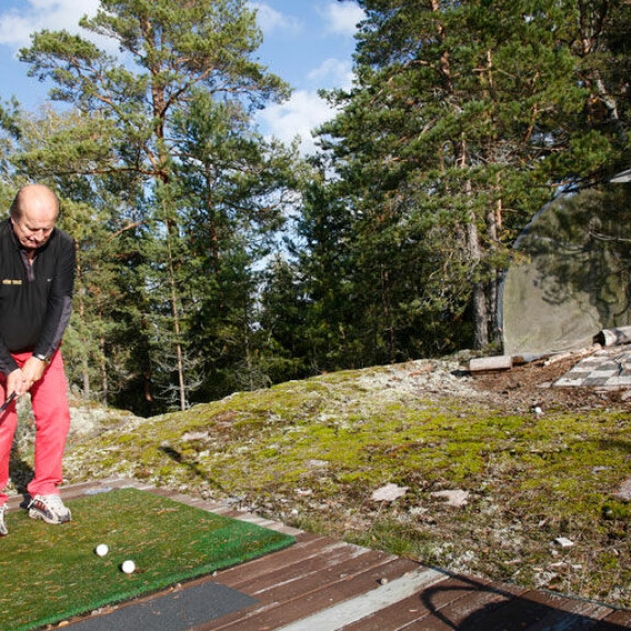 Tamilla on mökkitonttinsa huipulla, rantakallion laella oma golfpisteensä. – Täällä on hyvä hioa svingiä. Tamilla on mökkitonttinsa huipulla, rantakallion laella oma golfpisteensä. – Täällä on hyvä hioa svingiä.