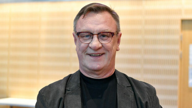 Yllätyspaljastus! Salkkarit-tähti Esko Kovero 40 vuotta avosuhteessa: ”Rakkaani haluaa pienet häät!” Esko Kovero on ollut avoliitossa 40 vuotta.