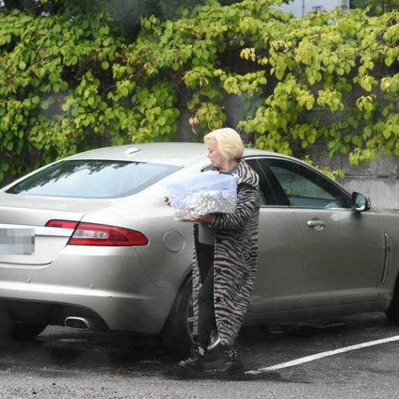 Huh, mikä bensasyöppö! Tanssituomari Helena Ahti-Hallberg ajaa öky-Jaguarilla – kuva! Helena Ahti-Hallbergin auto.