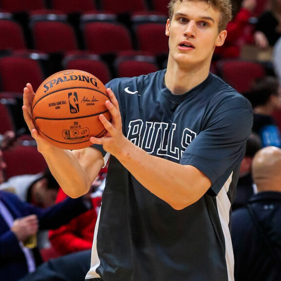 Lauri varattiin vuoden 2017 varaustilaisuudessa seitsemäntenä, jolloin hän solmi Chicago Bullsin kanssa miljoonasopimuksen. Lauri varattiin vuoden 2017 varaustilaisuudessa seitsemäntenä, jolloin hän solmi Chicago Bullsin kanssa miljoonasopimuksen.