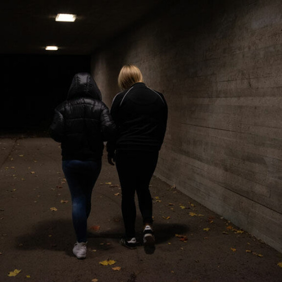 ;Mirkku ja Heidi halusivat kertoa tarinansa vakuututtuaan, ettei lastensuojelu pysty suojelemaan alaikäisiä. Karkaamisia kun ei pystytä estämään. Mirkku ja Heidi halusivat kertoa tarinansa vakuututtuaan, ettei lastensuojelu pysty suojelemaan alaikäisiä. Karkaamisia kun ei pystytä estämään.