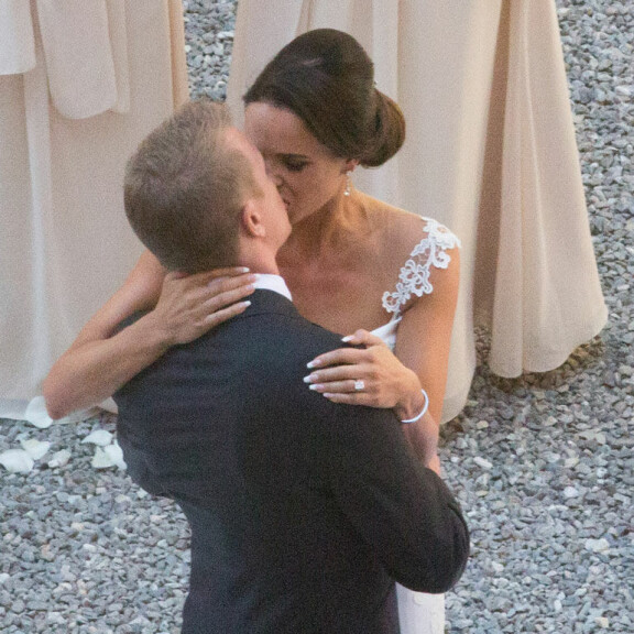 Lentoemäntänä työskennellyt Minttu rauhoitti Kimin. Häitä juhlittiin kolme vuotta ensitapaamisen jälkeen. Lentoemäntänä työskennellyt Minttu rauhoitti Kimin. Häitä juhlittiin kolme vuotta ensitapaamisen jälkeen.