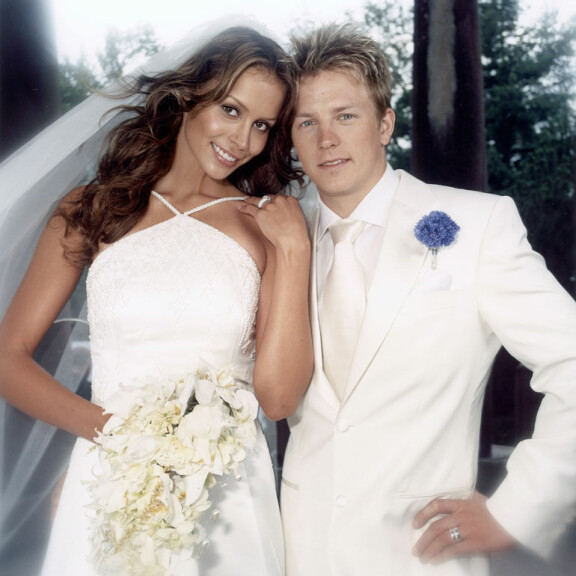 Onnea, Kimi, 40 vuotta! Vieras nainen aviovuoteessa, gorillapuku ja hengenvaarallinen juhannus – näistä kohuista Räikkönen muistetaan! Kimin ja Jennin hääkuva.