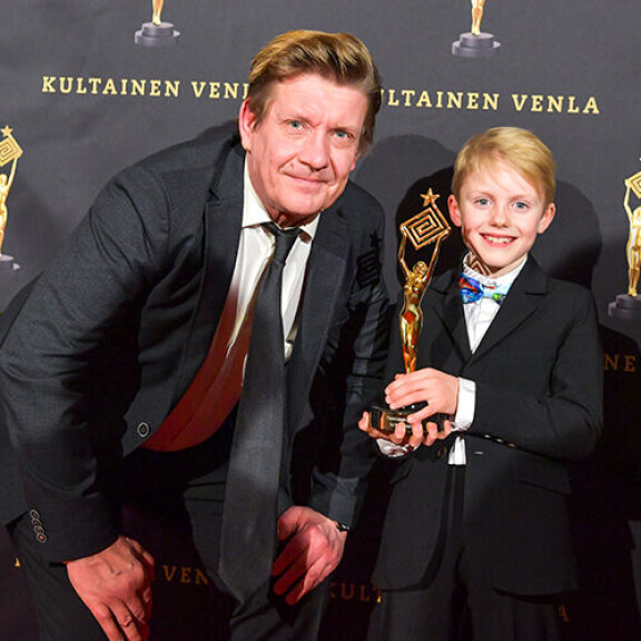 Santeri teki muutama vuosi sitten roolin draamakomediasarjassa M/S Romantic. Sarja palkittiin Kultainen Venla -gaalassa usealla pystillä. Santerin vieressä hymyilee lapsinäyttelijä Iivo Tuuri. Santeri teki muutama vuosi sitten roolin draamakomediasarjassa M/S Romantic. Sarja palkittiin Kultainen Venla -gaalassa usealla pystillä. Santerin vieressä hymyilee lapsinäyttelijä Iivo Tuuri.