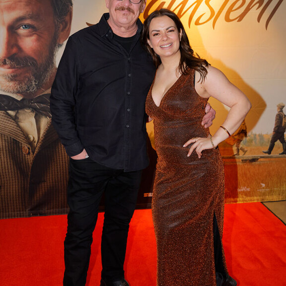 Maanantaina (16.12.) Santeri poseerasi siskopuolensa Vilma Kinnusen kanssa Hamsterit -elokuvan punaisella matolla. Maanantaina (16.12.) Santeri poseerasi siskopuolensa Vilma Kinnusen kanssa Hamsterit -elokuvan punaisella matolla.