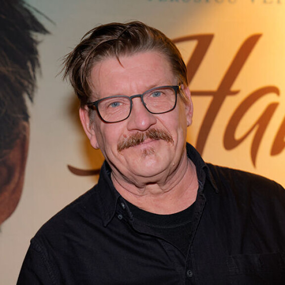 Santeri on pitänyt kiinni muhkeista viiksistään. Santeri on pitänyt kiinni muhkeista viiksistään.