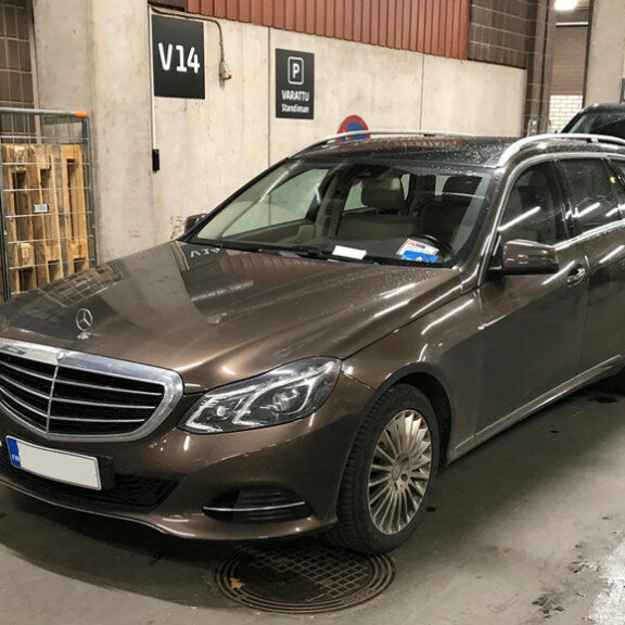 Kuva! Kohutaiteilija Miina Äkkijyrkkä osti 35 000 euron peltilehmän! Miina Äkkijyrkän auto.