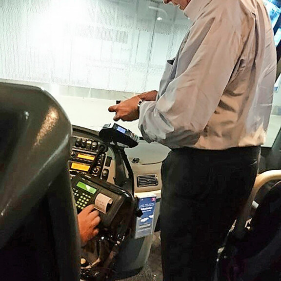 Ilkan yrittäessä maksaa bussimatkaa hänen ensimmäinen korttinsa oli vanhentunut ja toisessa ei lähimaksu toiminut. Ilkan yrittäessä maksaa bussimatkaa hänen ensimmäinen korttinsa oli vanhentunut ja toisessa ei lähimaksu toiminut.