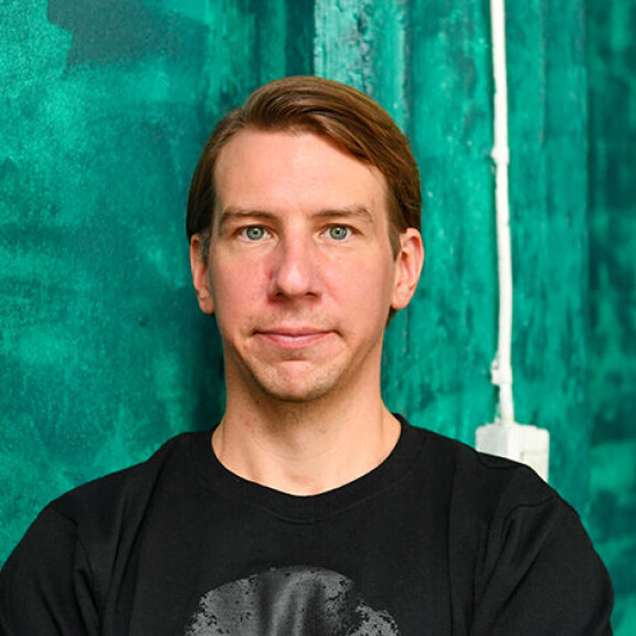 Aku Hirviniemen huumori puree Aku Sipolaan. Aku Hirviniemi