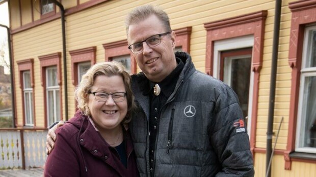 ”Olen hurahtanut vanhaan tavaraan!” Huutokauppakeisarin apumies-Markun ja 7 vuotta vanhemman Anne-vaimon rakkaus roihahti Palsanmäkien huutokaupassa! Markku Saukko on kiinnostunut vanhasta tavarasta.