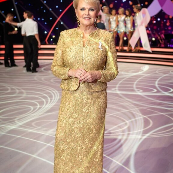 Roosa nauha Tanssii tähtien kanssa -ohjelmassa nähty Katri Helena esitti suorassa tv-lähetyksessä yhden suurimmista hiteistään, Anna mulle tähtitaivas. Roosa nauha Tanssii tähtien kanssa -ohjelmassa nähty Katri Helena esitti suorassa tv-lähetyksessä yhden suurimmista hiteistään, Anna mulle tähtitaivas.