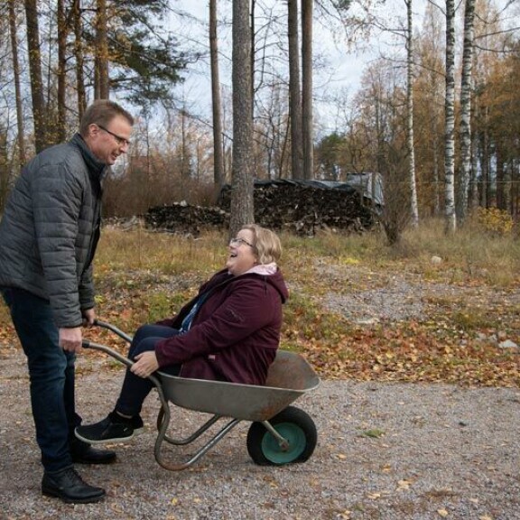 Nyt saa rouva kyydit! Markku ja Anne Saukko tykkäävät touhuta yhdessä. Kuusi vuotta sitten rakastuneet Saukot ovat remontoineet kotitaloaan Äänekoskella pikkuhiljaa. Nyt saa rouva kyydit! Markku ja Anne Saukko tykkäävät touhuta yhdessä. Kuusi vuotta sitten rakastuneet Saukot ovat remontoineet kotitaloaan Äänekoskella pikkuhiljaa.