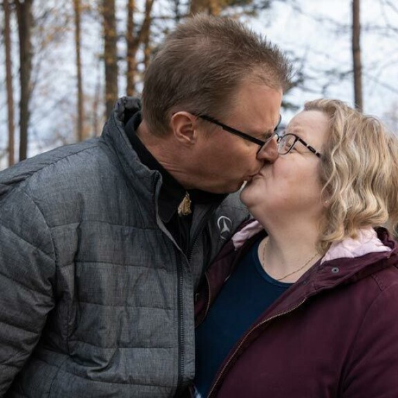 Markku ja Anne kohtasivat Palsanmäkien huutokauppakamarilla kevättalvella 2013. Naimisiin mentiin seuraavana syksynä, ja kahden aikuisen rakkaus kukoistaa ja voi yhä hyvin. Markku ja Anne kohtasivat Palsanmäkien huutokauppakamarilla kevättalvella 2013. Naimisiin mentiin seuraavana syksynä, ja kahden aikuisen rakkaus kukoistaa ja voi yhä hyvin.