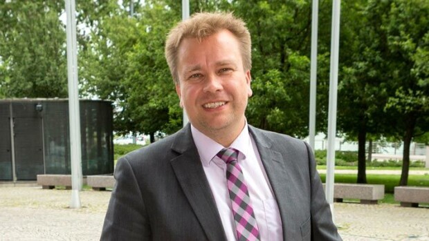 Puolustusministeri viehtymyksensä ytimessä! Tässä on Antti Kaikkosen uusi koti – kuvat! Antti Kaikkosella on uusi asunto.