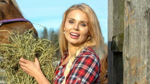 Kuumat kuvat! Suomen kaunein maanviljelijä?! Missi Katariina Juselius jatkaa isänsä elämäntyötä: ”En ole missään nimessä valmis luopumaan maatilastamme!” Katariina Juselius maalla.