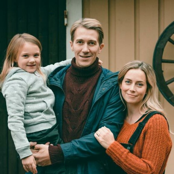 Iina näyttelee Elisa viihteen Downshiftaajat sarjassa Jussi Vatasen kanssa. Iina näyttelee Elisa viihteen Downshiftaajat sarjassa Jussi Vatasen kanssa.