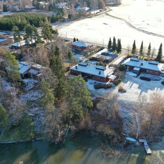 Antin uusi pesäkolo sijaitsee arvostetulla alueella Tuusulassa. Talon kupeessa on järvi ja golfkenttä. Antin uusi pesäkolo sijaitsee arvostetulla alueella Tuusulassa. Talon kupeessa on järvi ja golfkenttä.