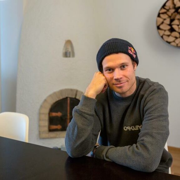 Eero matkustaa kuvausmatkalle Itävaltaan. – Kaikki sopimukseni ovat menossa loppuvuodesta katkolle, mutta olen aloittanut neuvottelut jo ensi vuoden osalta. Uskon, ettei ura pääty vielä tähän kauteen, ammattilumilautailijana 20 vuotta työskennellyt Eero kertoo. Eero matkustaa kuvausmatkalle Itävaltaan. – Kaikki sopimukseni ovat menossa loppuvuodesta katkolle, mutta olen aloittanut neuvottelut jo ensi vuoden osalta. Uskon, ettei ura pääty vielä tähän kauteen, ammattilumilautailijana 20 vuotta työskennellyt Eero kertoo.