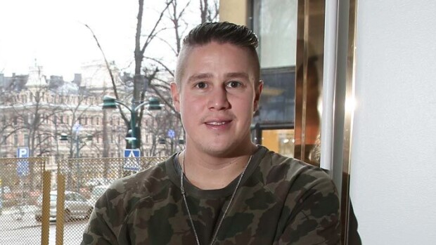 Tomi Björck ilkeistä Jodel-juoruista: ”En ole ollut Suomessa, kun väitettiin, että säätäisin opiskelijatyttöjen kanssa!” Tomi Björck kommentoi ilkeitä Jodel-juoruja.