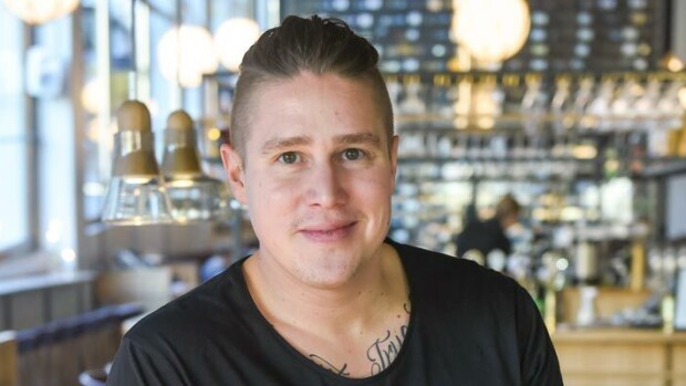 ”Olen huomannut erittäin suuren eron!” Huippukokki Tomi Björck testasi potenssilääkkeeksi uskotun käärmeen! Tomi Björck testasi käärmeen.