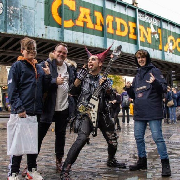 Nipa bongasi poikiensa kanssa paikallisen punkkarin Camden Townissa. – Olemme käyneet aiemmin poikieni kanssa Pohjois-Englannissa, mutta vein heidät ensimmäistä kertaa Lontooseen, Nipa kertoo. Nipa bongasi poikiensa kanssa paikallisen punkkarin Camden Townissa. – Olemme käyneet aiemmin poikieni kanssa Pohjois-Englannissa, mutta vein heidät ensimmäistä kertaa Lontooseen, Nipa kertoo.