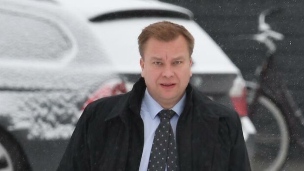 Ensimmäiset yhteiskuvat! Antti Kaikkonen ja Jannika-rakas poistuivat kaunottaren asunnolta – näin puolustusministeri suhtautui paparazziin! Antti Kaikkonen ja Jannika-rakas yhteiskuvissa.