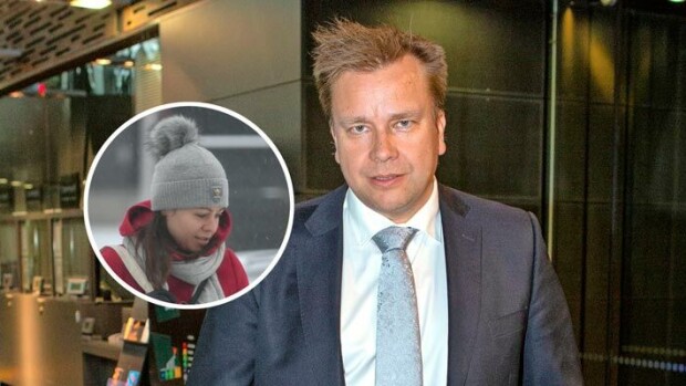 Jannika odotti kylmässä autossa! Ministeri Antti Kaikkonen kuskasi nuorta rakastaan – kuva! Antti Kaikkosen Jannika-rakas odotti autossa.