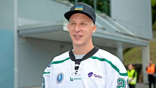Ällistyttävän 31 miljoonan euron NHL-sopimuksen tehnyt Esa Lindell hämmästelee Seiskalle: ”Onhan se älytön määrä rahaa!” Esa Lindell kommentoi NHL-sopimustaan.