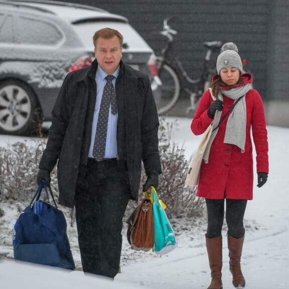 Antin haukankatse narautti salakuvaajan alta aikayksikön. Antin haukankatse narautti salakuvaajan alta aikayksikön.