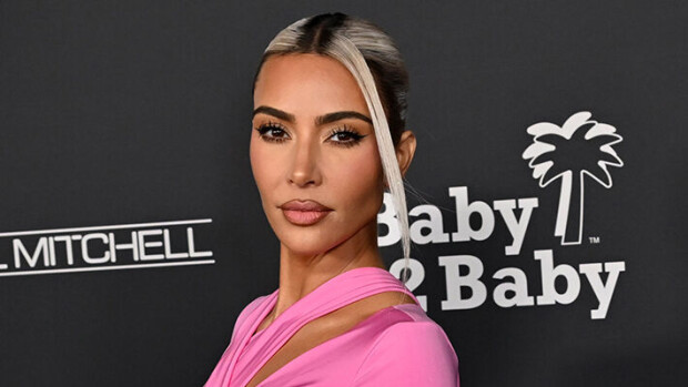 Vapise Pamela Anderson! Rintakohussa vellova Kim Kardashian julkaisi kuumia Baywatch-kuvia Kim Kardashian