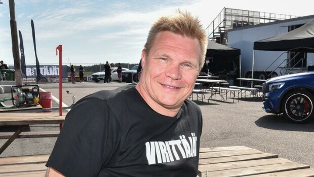 Ex-formulatähti Mika Salo löysi rauhan Henna-rakkaansa viereltä: ”Tällaisessa työssä on oltava luotettava puoliso!” Mika Salo löysi rauhan.