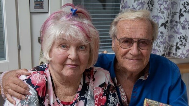 58 vuotta naimisissa! Tv-legenda Jorma Pulkkisen ja Anna-Liisan-vaimon rakkaus hehkuu yhä – ”Pankkikorttini on vaimon lompakossa!” Jorman ja Anna-Liisan hellä rakkaus hehkuu yhä.
